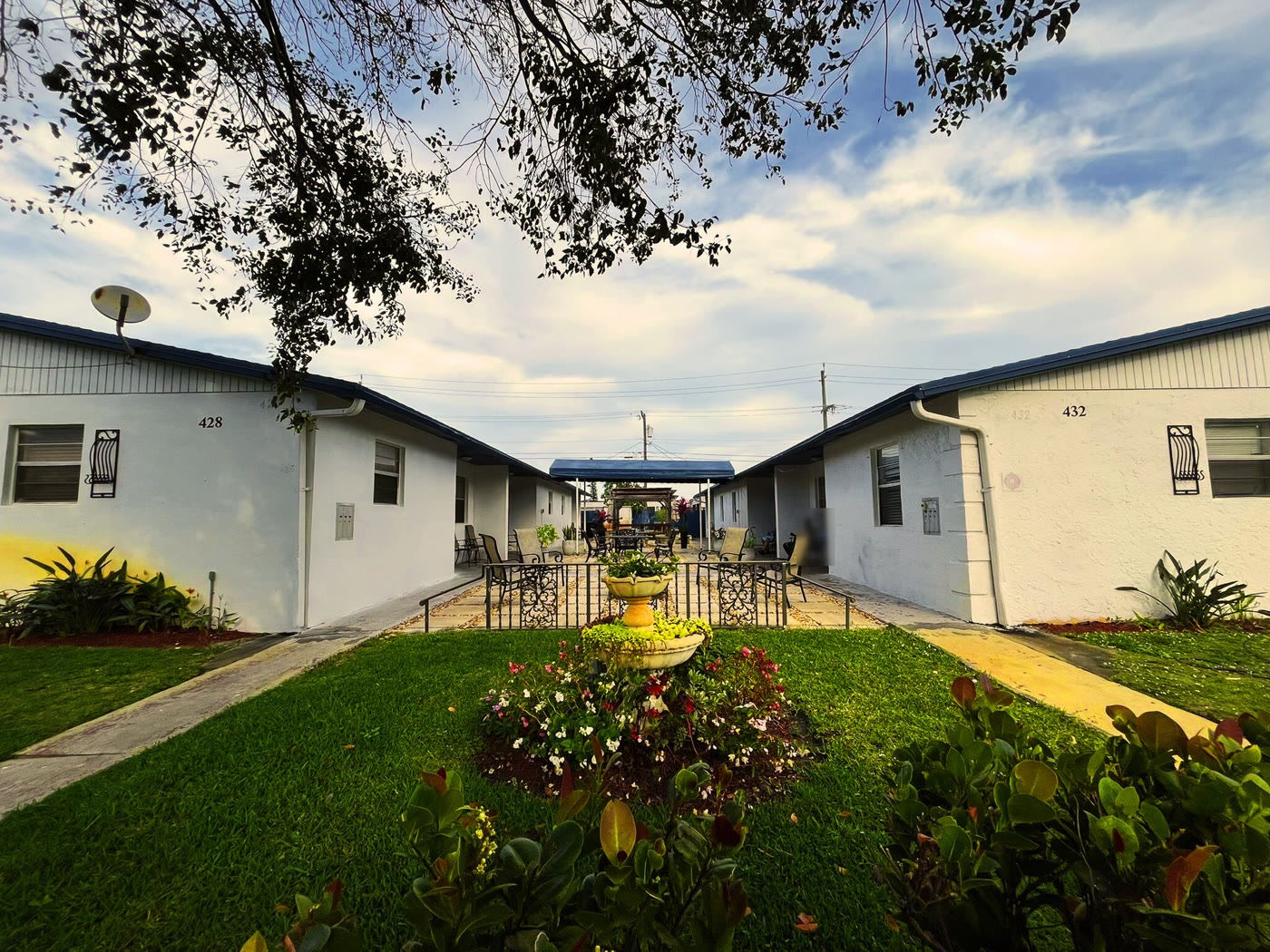 The courtyard between the two buildings, 428 and 432, with a flower bed and fountain.
